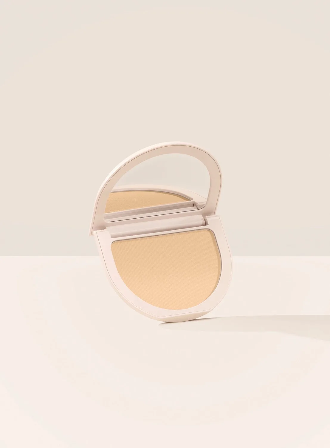 True to Myself Tinted Pressed Finishing Powder - Getinte poeder 8 g van Rare Beauty in Ivoor – productfoto