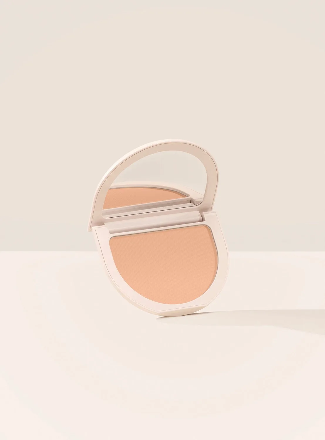True to Myself Tinted Pressed Finishing Powder - Getinte poeder 8 g van Rare Beauty in Naturel – productfoto