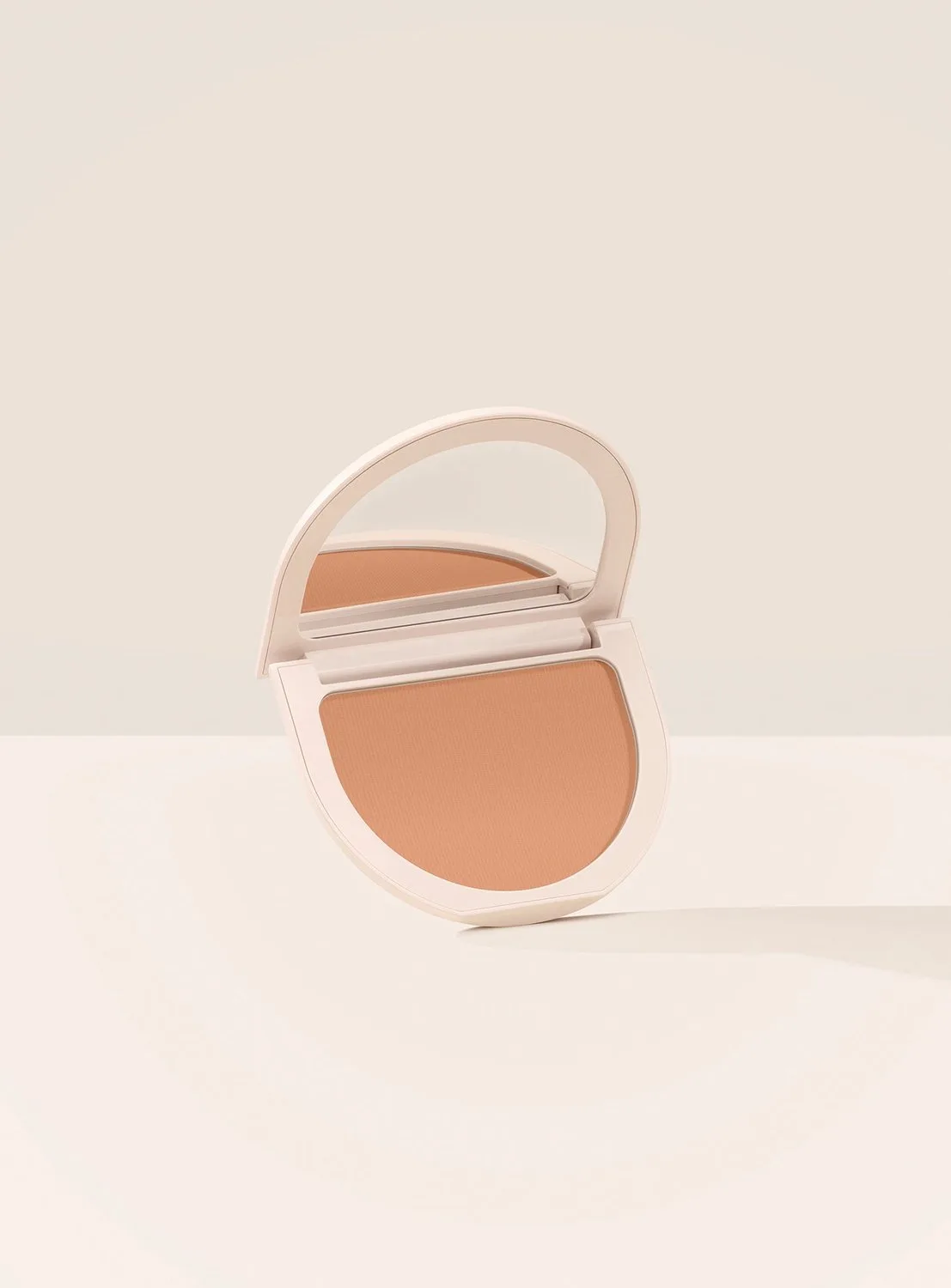 True to Myself Tinted Pressed Finishing Powder - Getinte poeder 8 g van Rare Beauty in Sand – productfoto