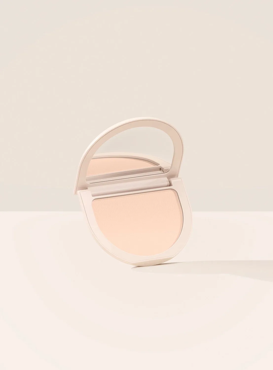 True to Myself Tinted Pressed Finishing Powder - Getinte poeder 8 g van Rare Beauty in Linen – productfoto