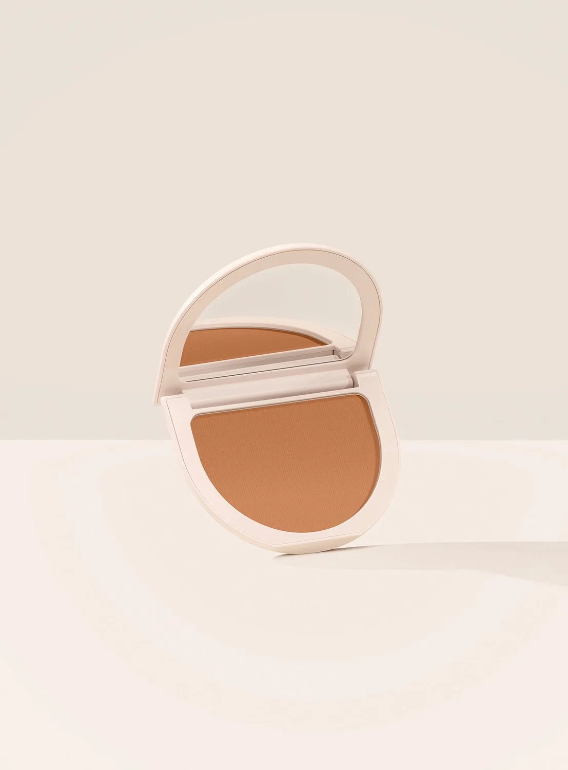 True to Myself Tinted Pressed Finishing Powder - Getinte poeder 8 g by Rare Beauty in Honey – product photo