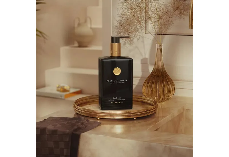 Flüssigseife RITUALS Precious Amber Hand Wash 1-tlg., Handseife mit Amber-, Vanille- & Kardamomduft van Rituals in 300 ml – productfoto 3 van 3