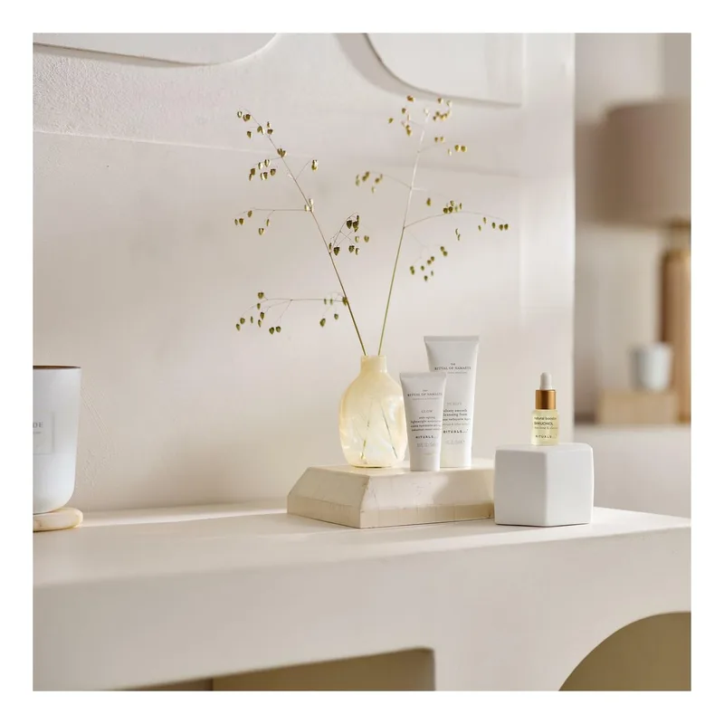 Namaste Set 51.5 ml - Velvety Smooth Cleansing Foam 30ml/Anti-Ageing Lightweight Moisturiser 15ml/Bakuchiol Natural Booster 6,5ml van Rituals – productfoto 2 van 3