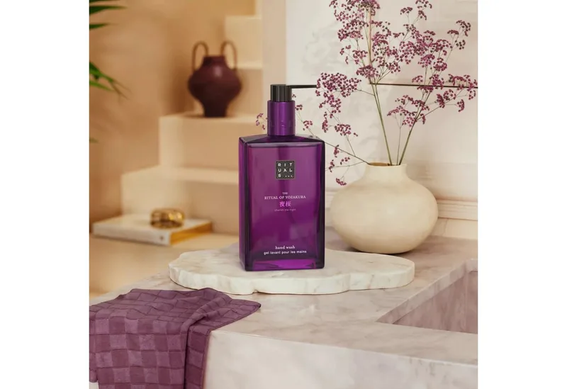 Yozakura - New Design Hand Wash 300 ml - Glazen Handzeep 300 ml fra Rituals i 300 ml – produktbillede 3 af 3