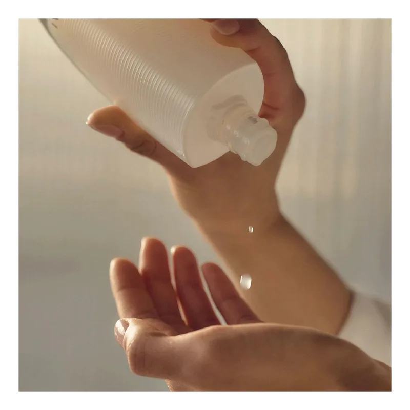 Absolute Silk Micro Essence-In-Lotion Gezichtslotion by Sensai in 125 ml – product photo 2 of 4