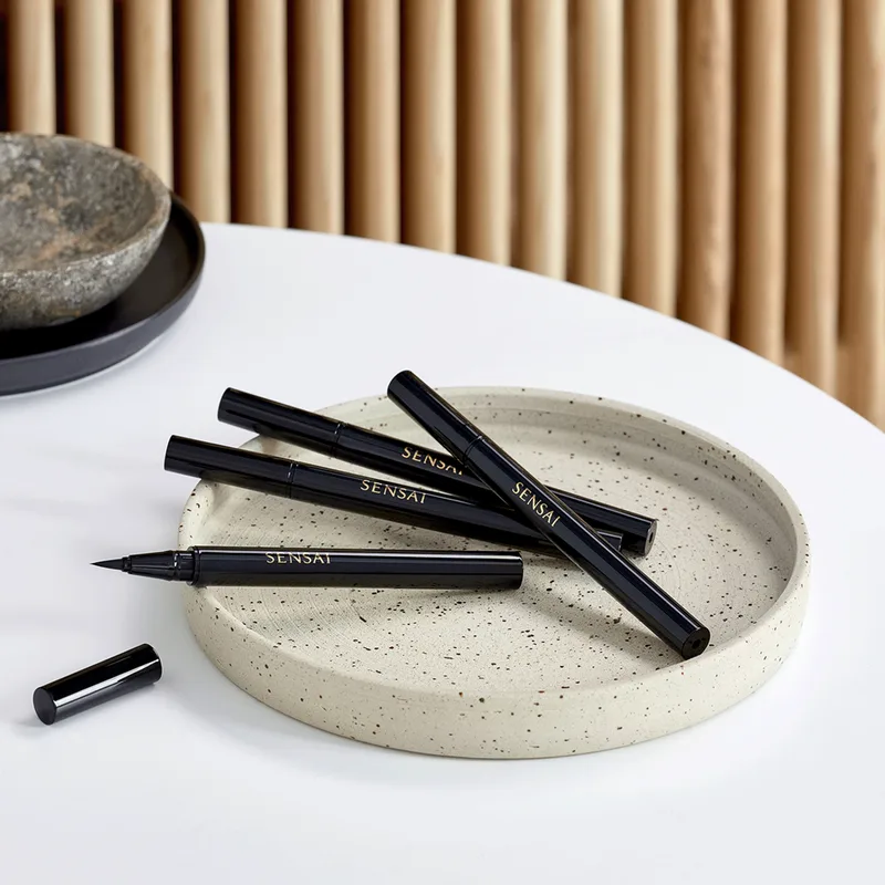 Make-Up Colours Designing Liquid Eyeliner 02 van Sensai in Deep Brown – productfoto 3 van 3