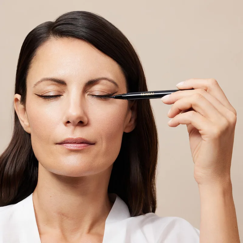 Make-Up Colours Designing Liquid Eyeliner 02 van Sensai in Deep Brown – productfoto 2 van 3