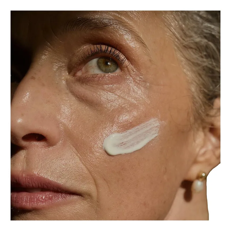 Silky Bronze Protective Suncare Cream For Face after sun care fra Sensai – produktbillede 3 af 4