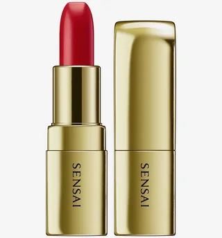 The Lipstick 4gr | Sazanka Red - 002 | - 02 Sazanka Red fra Sensai i 02 sazanka red – produktbillede 1 af 4