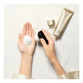 Ultimate The Creamy Soap Reinigingsschuim fra Sensai i 125 ml – produktbillede 2 af 4
