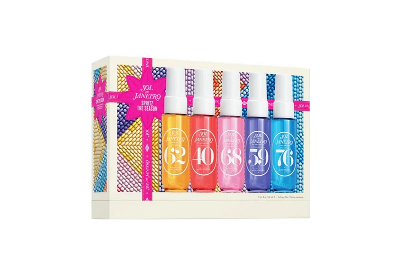 Pflege-Geschenkset Sol de Janeiro Spritz the Season Cheirosa Perfume Mist Set 5 x 30 ml, 5-tlg., Limited Edition 5 x 30 ml Körper & Haar Layering-Set de Sol de Janeiro en Blanc – photo du produit