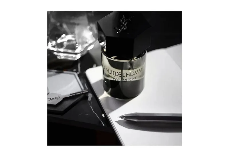 Duft-Set La Nuit de L’Homme EdT 100 ml inkl. 10 ml Reisegröße, 2-tlg., Originalduft mit praktischer 10-ml-Reisegröße – insgesamt 110 ml de Yves Saint Laurent – photo du produit 5 sur 5