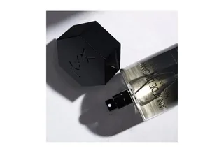 Duft-Set La Nuit de L’Homme EdT 100 ml inkl. 10 ml Reisegröße, 2-tlg., Originalduft mit praktischer 10-ml-Reisegröße – insgesamt 110 ml de Yves Saint Laurent – photo du produit 4 sur 5